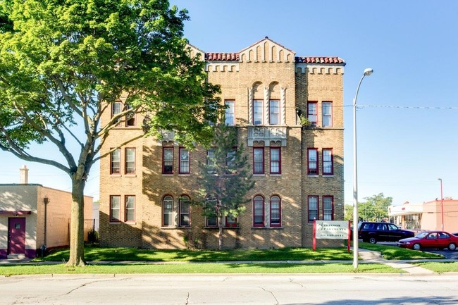 2020 W Atkinson Ave in Milwaukee, WI - Foto de edificio - Building Photo