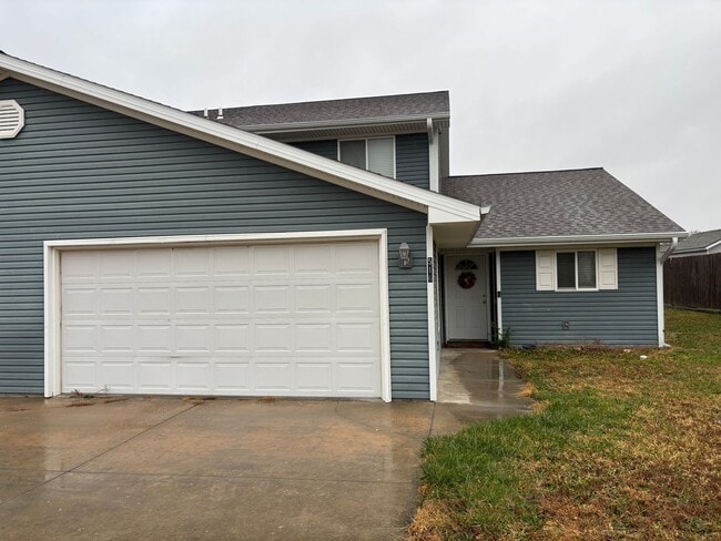 516 Stone Pointe Dr in Manhattan, KS - Building Photo - Building Photo