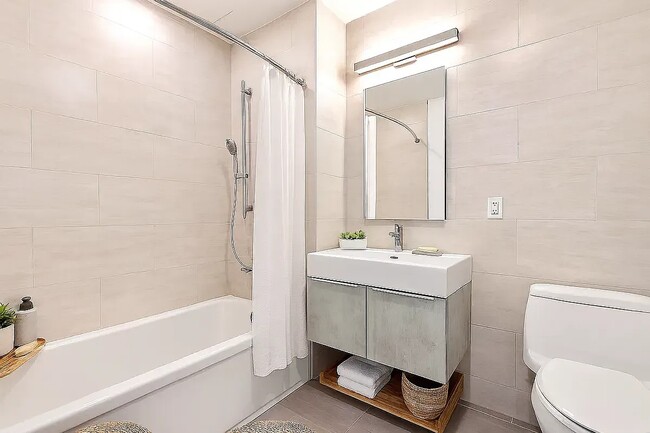 1418 30th Ave, Unit 2 in Astoria, NY - Building Photo - Building Photo