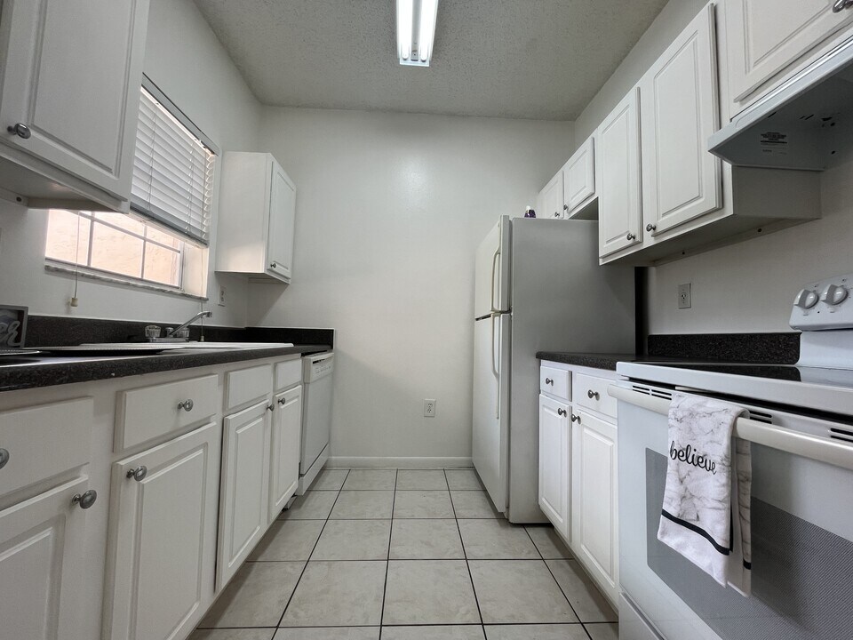 2451 NW 96th Terrace in Pembroke Pines, FL - Building Photo