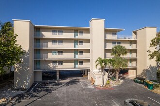 Beachwood On the Bay Condominiums in Bonita Springs, FL - Building Photo - Building Photo