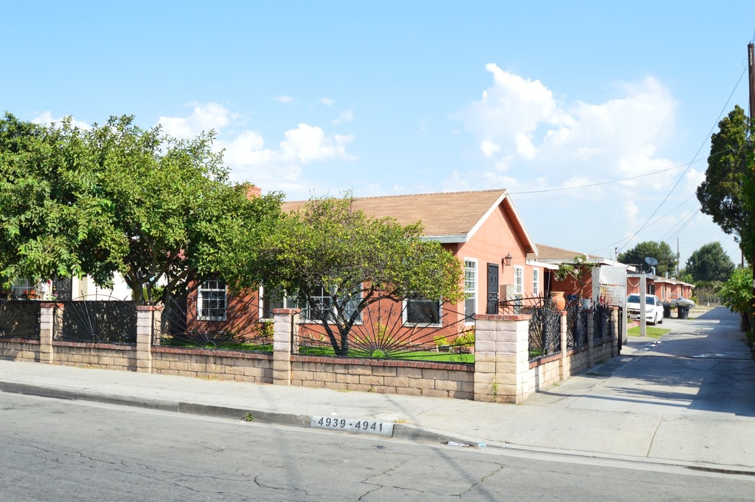 Santa Ana Cottages in Cudahy, CA - Foto de edificio