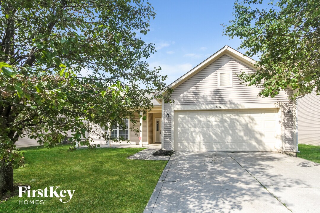 8310 Chesterhill Ln in Indianapolis, IN - Foto de edificio