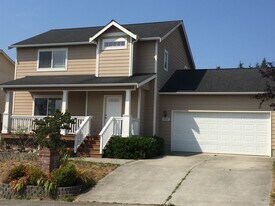 1557 NW Camellia Loop in Oak Harbor, WA - Building Photo