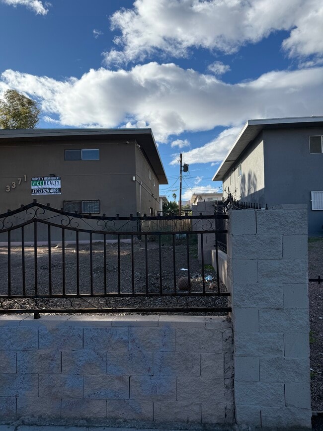 3371 Brussels St, Unit 4 in Las Vegas, NV - Foto de edificio - Building Photo