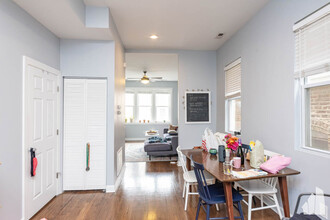 2335 W Moffat St, Unit 2 in Chicago, IL - Building Photo - Building Photo