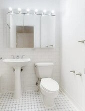 Washington Street, Unit 16B in New York, NY - Foto de edificio - Building Photo