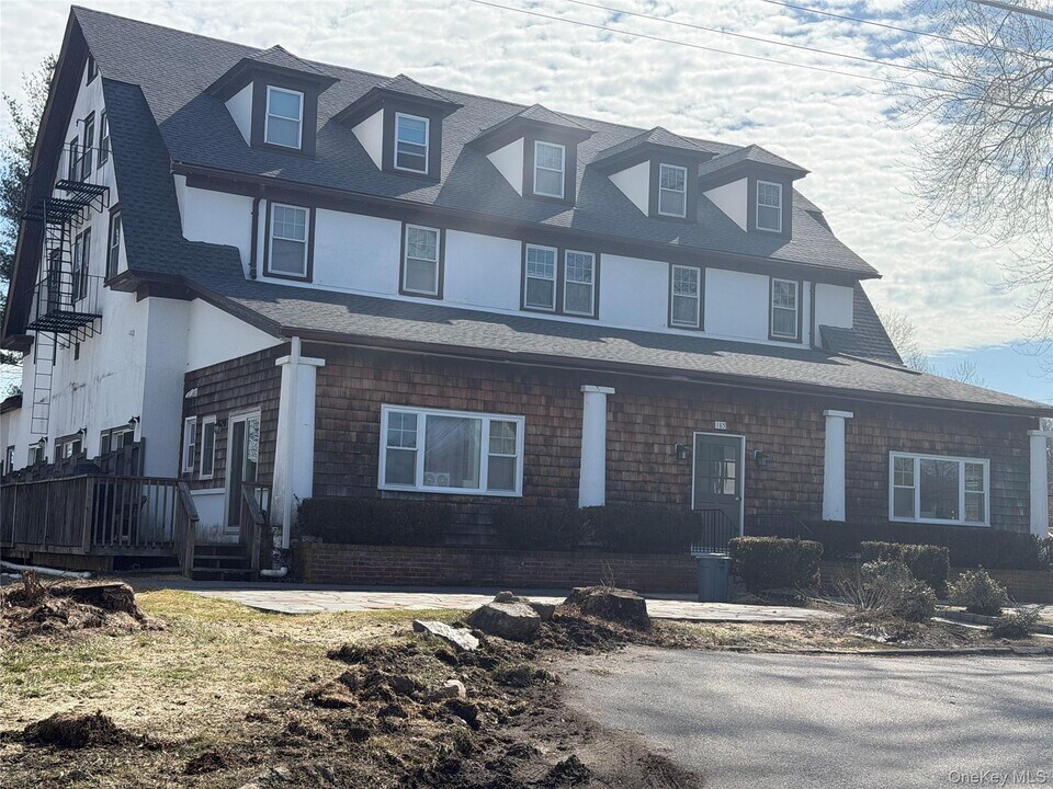 185 E Lake Blvd in Mahopac, NY - Building Photo
