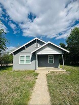 100 N Brazos St in Lockhart, TX - Building Photo