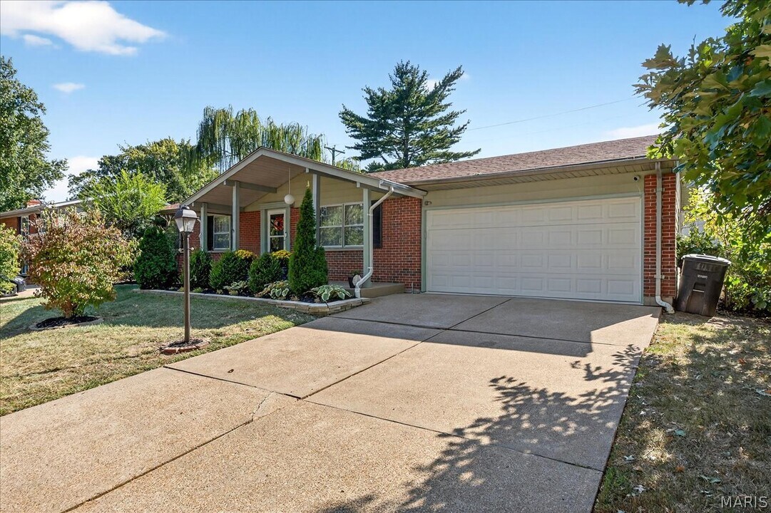 354 Burncoate Dr in St. Louis, MO - Building Photo