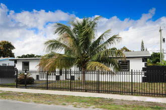 1021 NE 211th St in Miami, FL - Building Photo - Building Photo