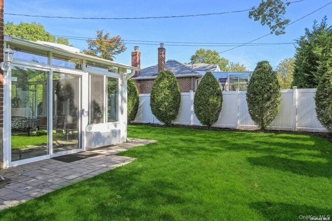 41 Eaton Rd in Syosset, NY - Building Photo - Building Photo