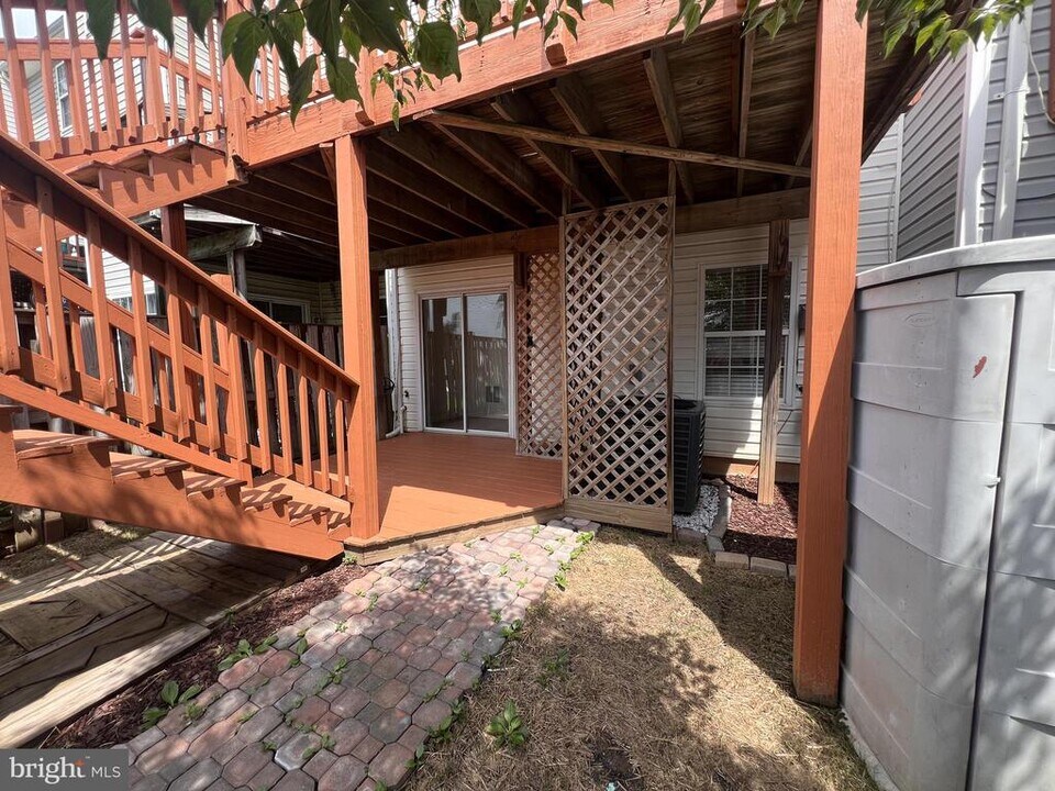 8871 Dunstable Loop in Linton Hall, VA - Foto de edificio