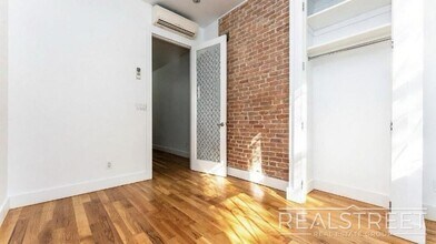 Dupont Street in Brooklyn, NY - Foto de edificio - Building Photo