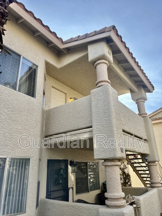 909 Red Boulder Dr in Las Vegas, NV - Building Photo