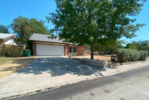 7001 Spring Leaf in San Antonio, TX - Building Photo