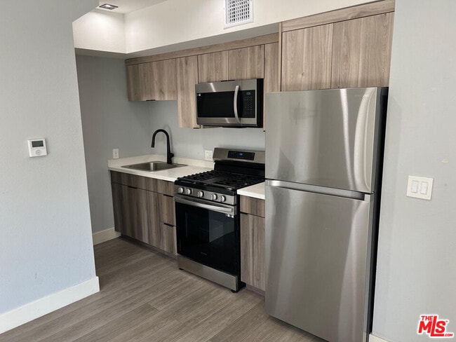 14833 Erwin St in Los Angeles, CA - Building Photo - Building Photo