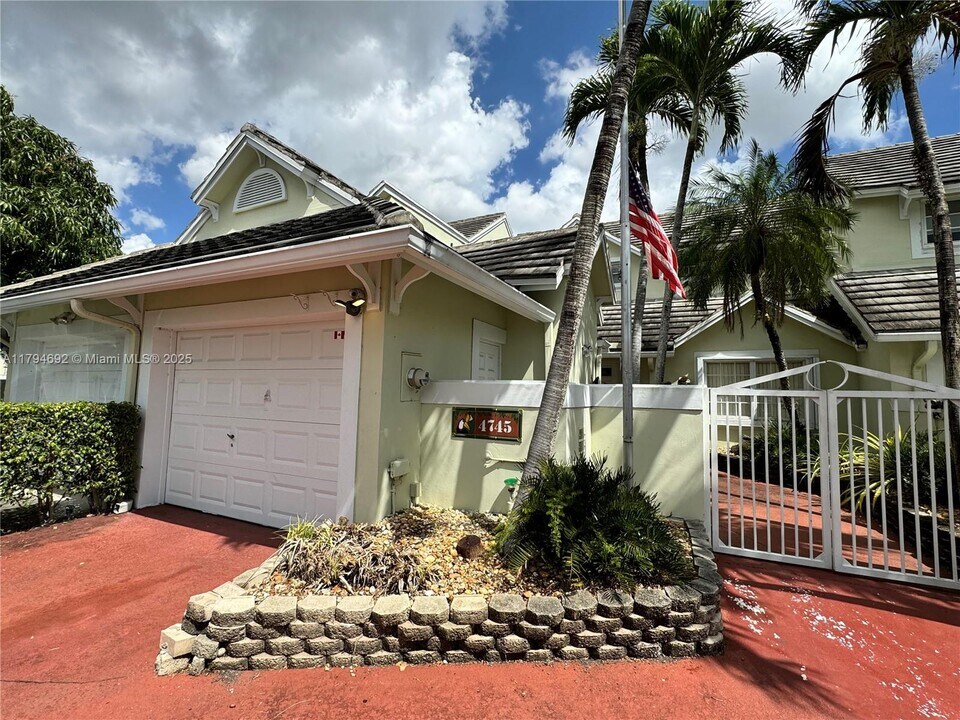 4745 NW 98 Pl in Doral, FL - Building Photo