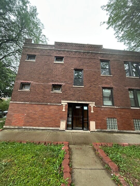 3801 W Belle Plaine Ave in Chicago, IL - Building Photo