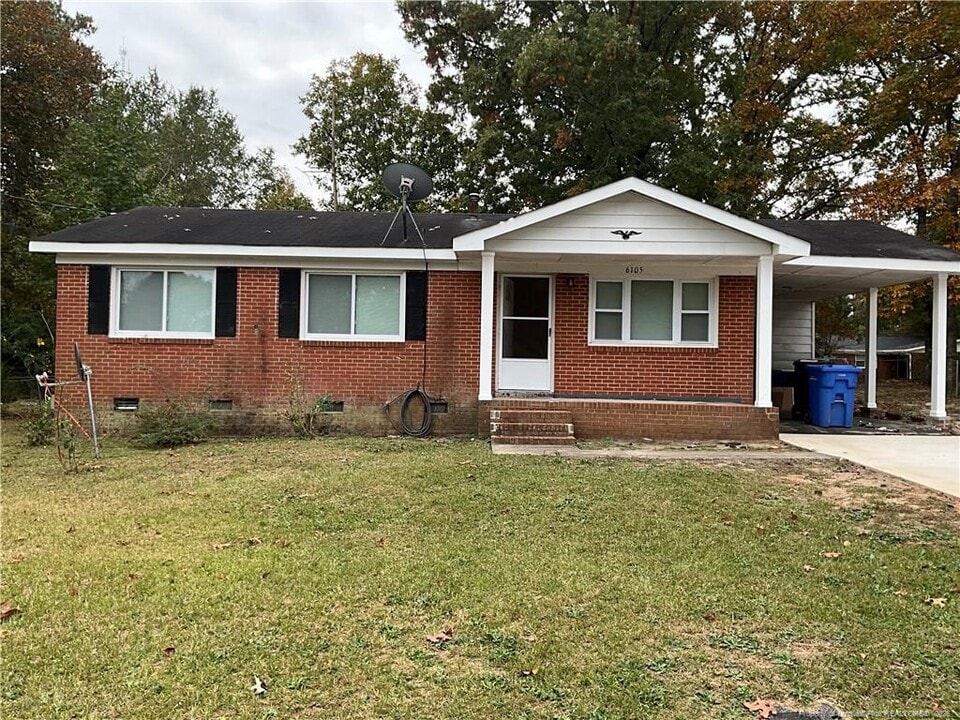 6105 Dandy Loop Rd in Fayetteville, NC - Building Photo