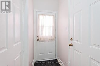 6 Round Hill Ct in Markham, ON - Building Photo - Building Photo