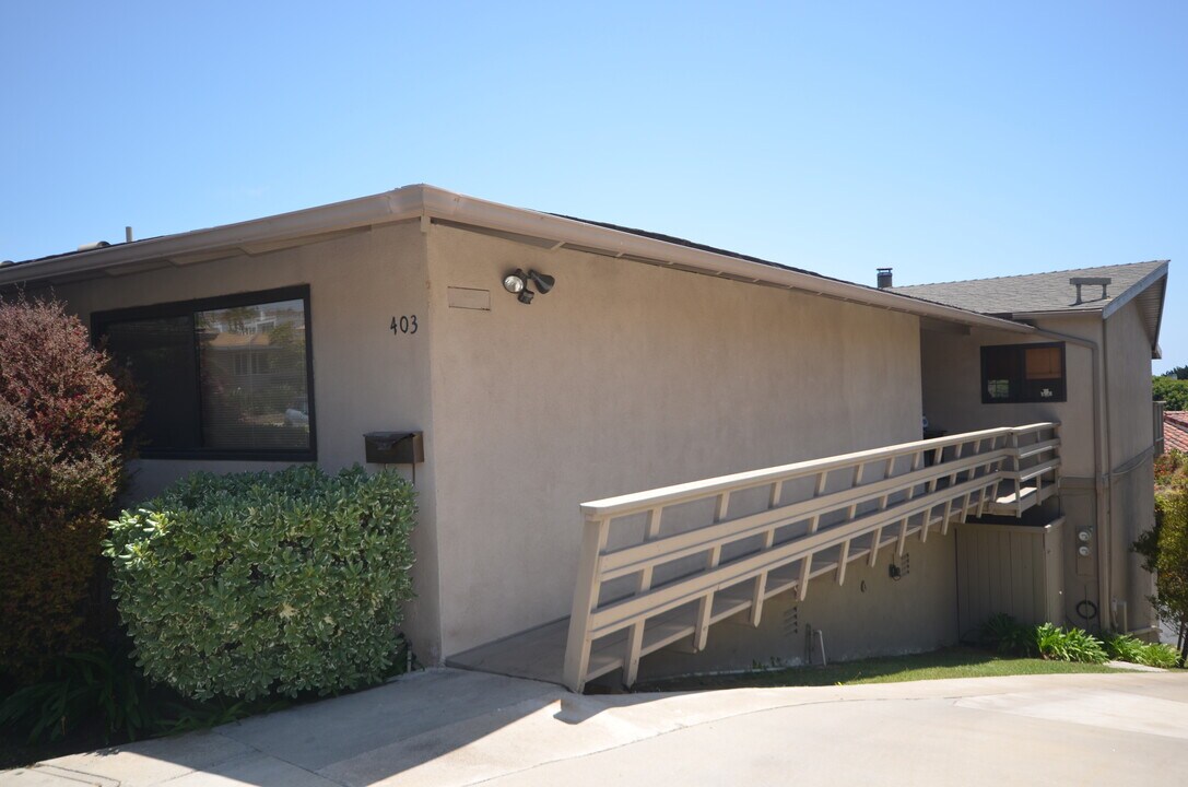 403 Columbus Cir in Corona Del Mar, CA - Building Photo