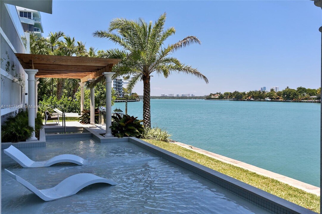 9821 E Bay Harbor Dr, Unit 902 in Bay Harbor Islands, FL - Foto de edificio