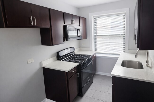 2125 E 67th St, Unit 2E in Chicago, IL - Foto de edificio - Building Photo