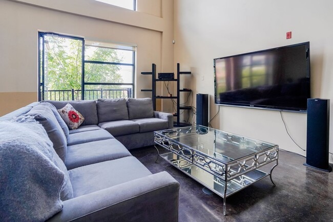 400 E Main St in Louisville, KY - Building Photo - Building Photo