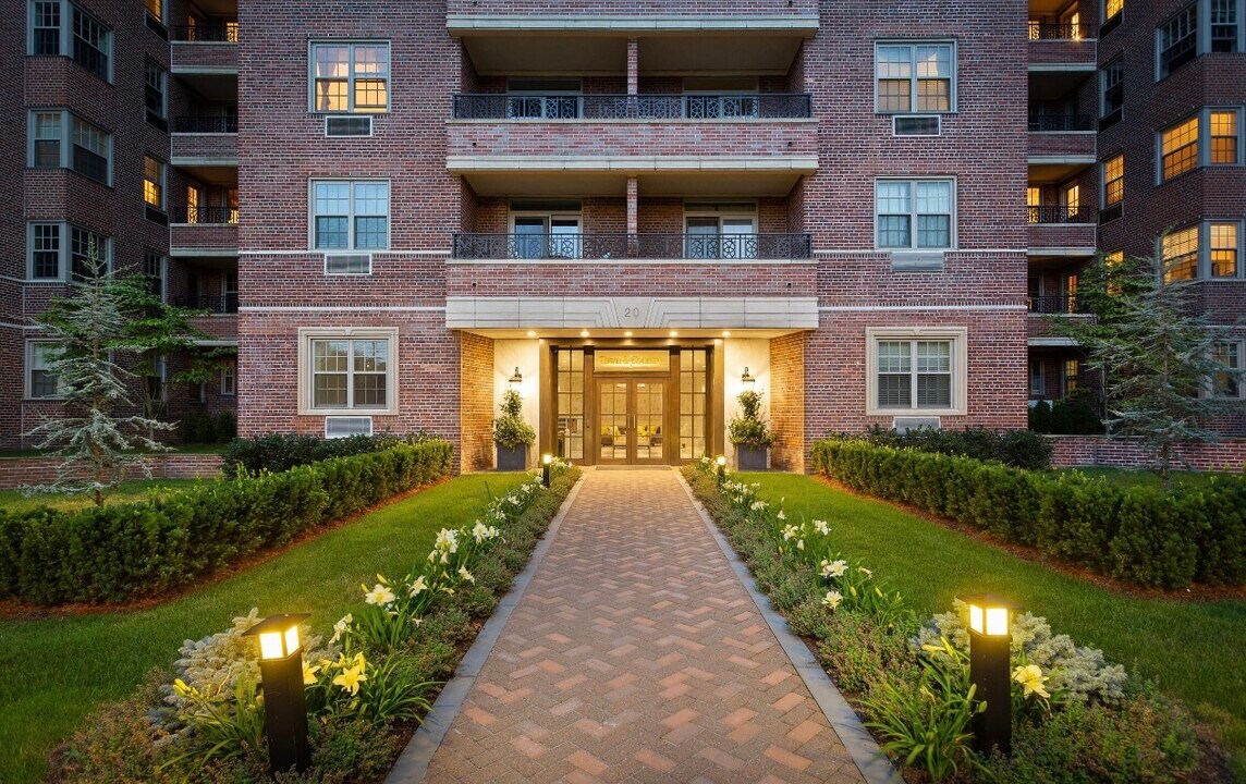 20 Church St in Greenwich, CT - Building Photo
