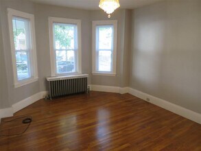42 Glenwood Rd in Somerville, MA - Foto de edificio - Building Photo
