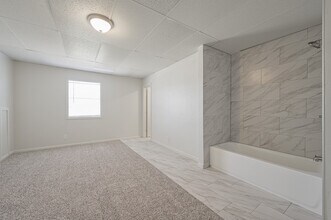 2014 N MacArthur Blvd in Oklahoma City, OK - Foto de edificio - Building Photo