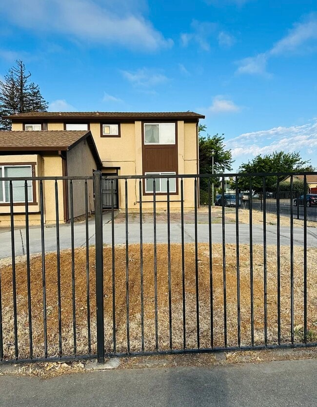 7962 Center Pkwy in Sacramento, CA - Building Photo - Building Photo