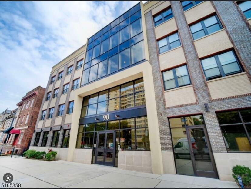 90 Clinton Ave, Unit 306 in Newark, NJ - Building Photo