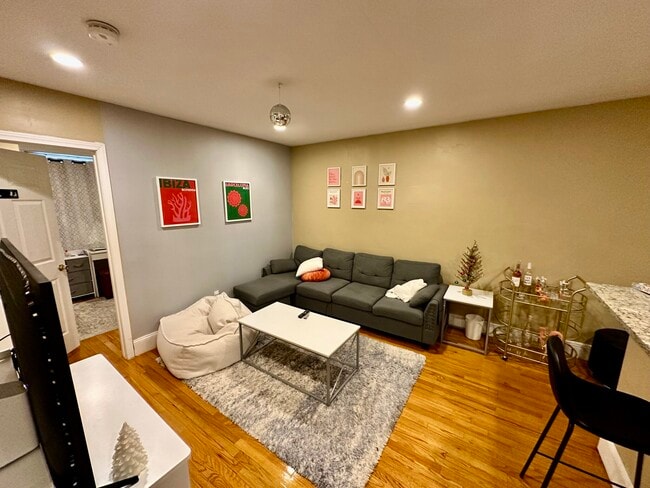 56 Egmont St, Unit 2 in Brookline, MA - Foto de edificio - Building Photo