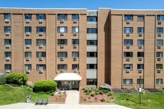 Shorewood Tower in Glendale Heights, IL - Building Photo - Building Photo