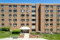 Shorewood Tower in Glendale Heights, IL - Foto de edificio - Building Photo