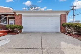 9301 W Auer Ave in Milwaukee, WI - Foto de edificio - Building Photo