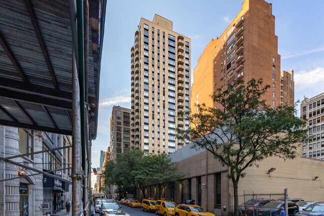 Ascot Apartments in New York, NY - Building Photo - Building Photo