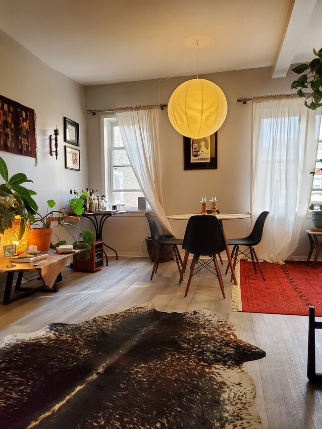 2509 W Augusta Blvd, Unit 2F in Chicago, IL - Foto de edificio - Building Photo