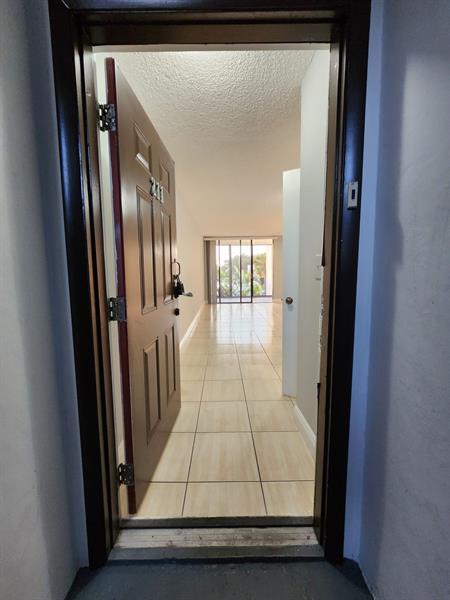 212 Lake Pointe Dr in Oakland Park, FL - Foto de edificio - Building Photo