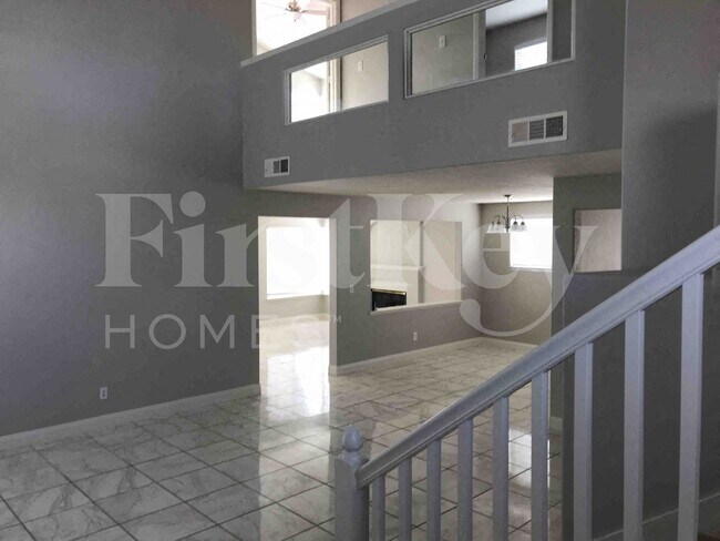 8041 Hilliard Ave in Las Vegas, NV - Foto de edificio - Building Photo