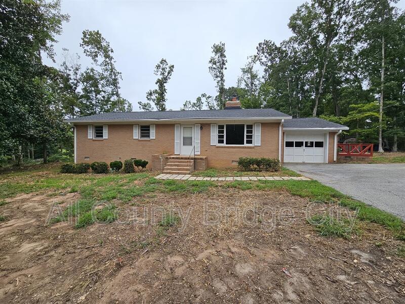 112 Sunrise Ln in Pickens, SC - Building Photo