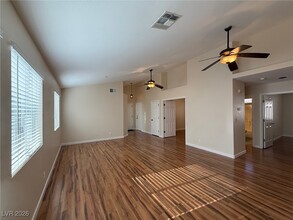 4520 Bradpoint Dr in Las Vegas, NV - Building Photo - Building Photo