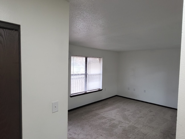 1102 W McPherson St in Knob Noster, MO - Building Photo - Building Photo