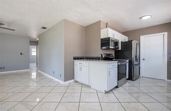 3165 49th Ave N in St. Petersburg, FL - Building Photo - Building Photo