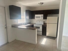 7571 Venetian St in Miramar, FL - Building Photo