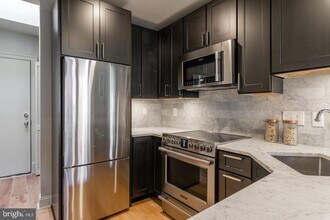 2100 Newport Pl NW in Washington, DC - Building Photo - Building Photo