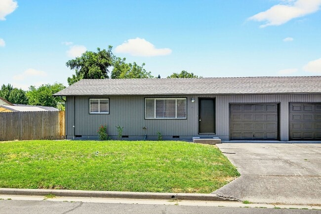 71 Tracy Ave in Eagle Point, OR - Foto de edificio - Building Photo