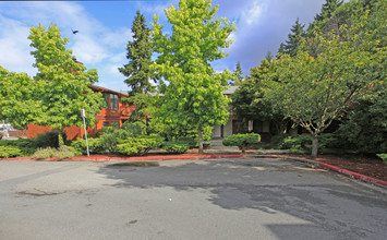 Rainier Drive Apartments in Everett, WA - Building Photo - Building Photo